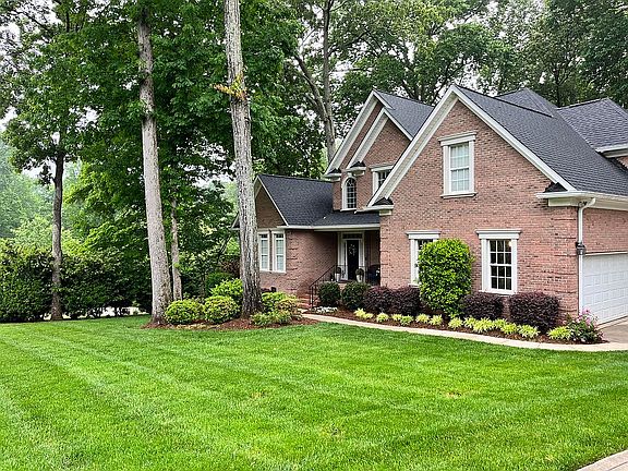 4th image of 140 English Ivy Ln