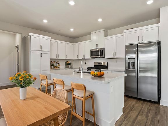 3rd image of 5996 Markham Dr