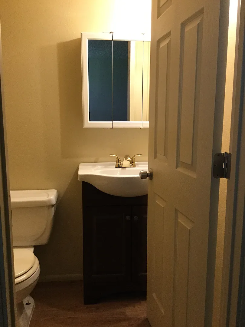 Large 3 Bedroom 2 bath house with garage and fenced yard — Photo 3