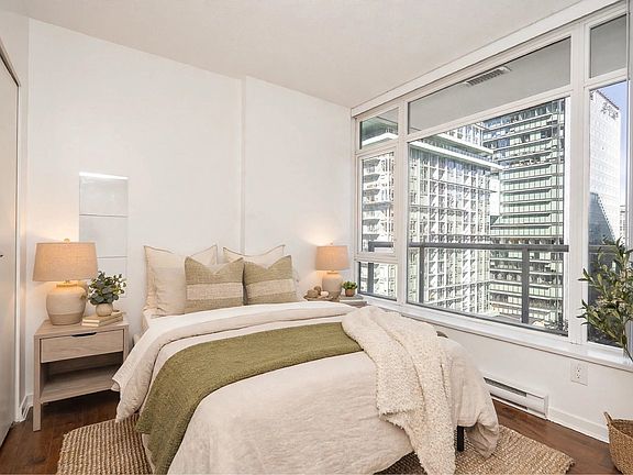 3rd image of 480 Robson St #1303