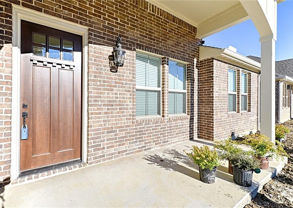 1st image of 708 Oakmont Dr