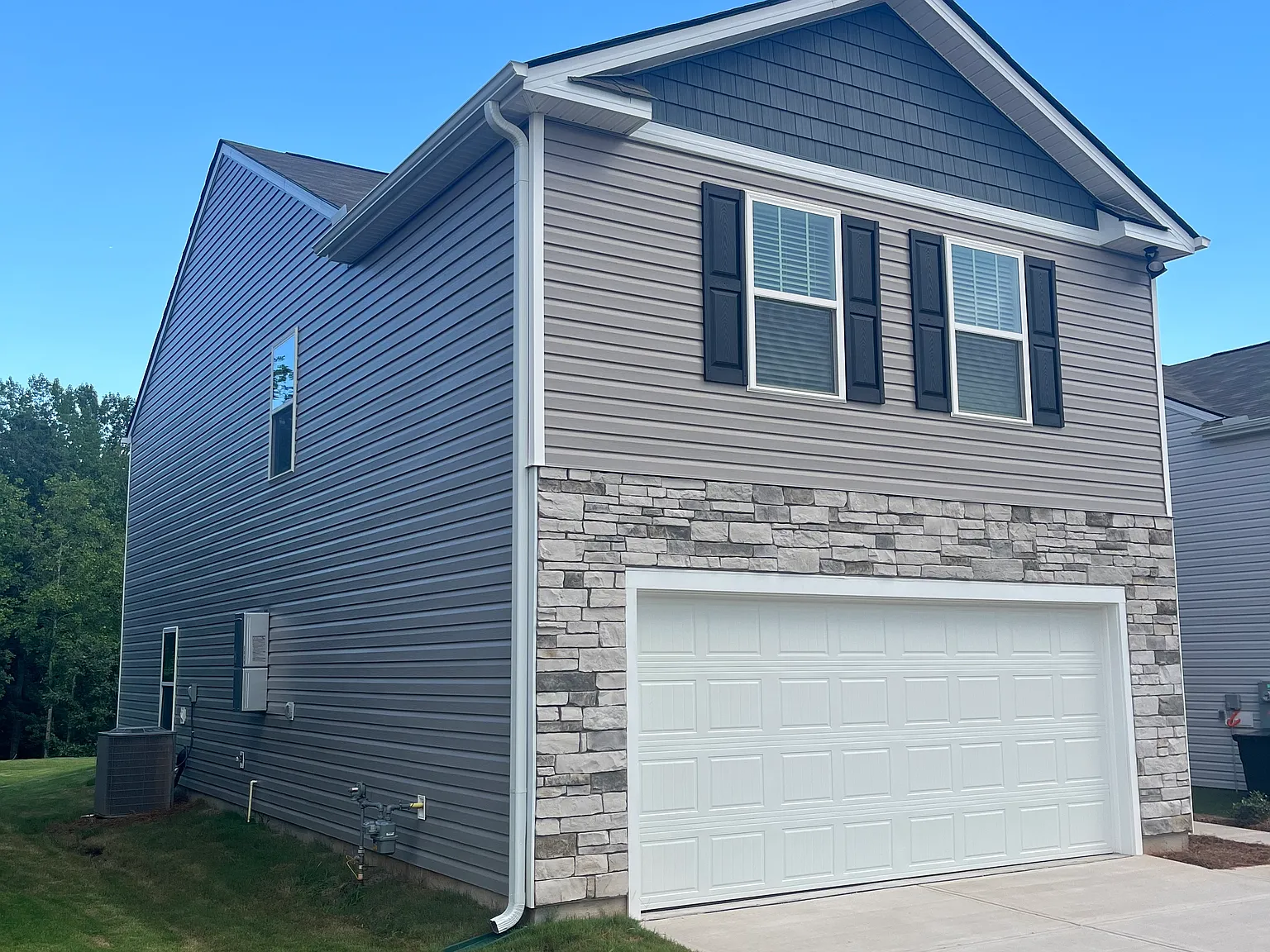 4 bed, 2174 sqft, $2,300 — Photo 3