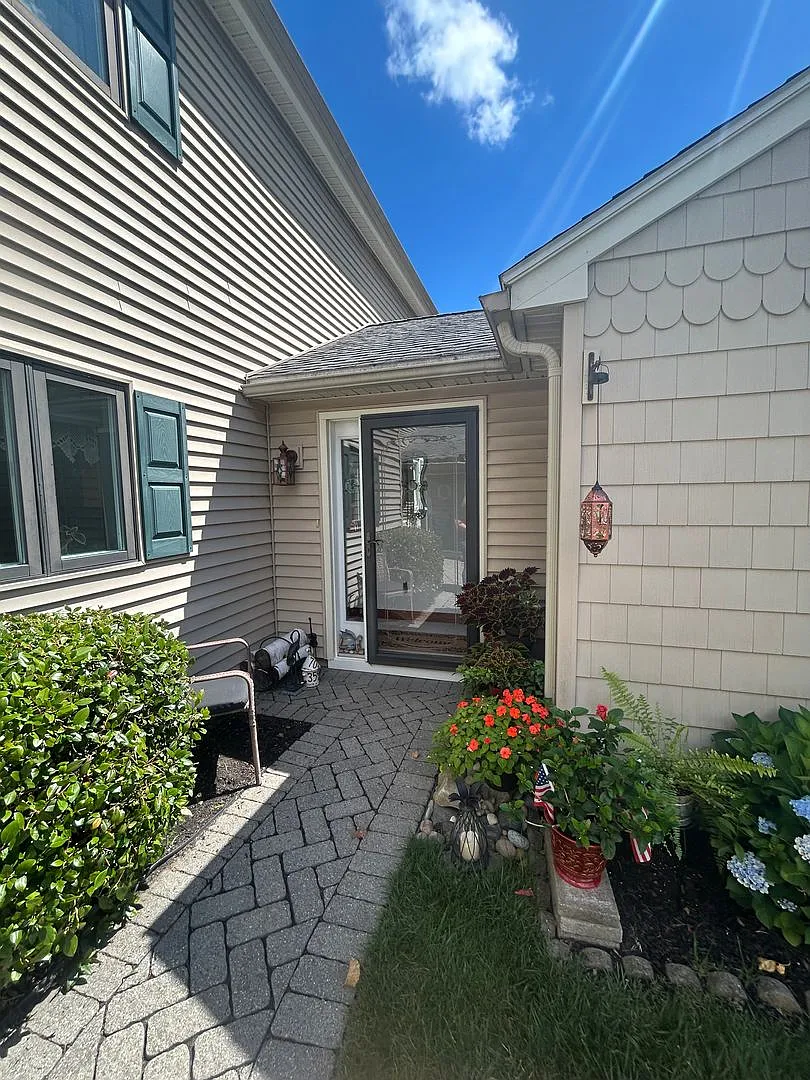 Available Now! Updated Hampton Condo w/ Garage & Laundry — Photo 2