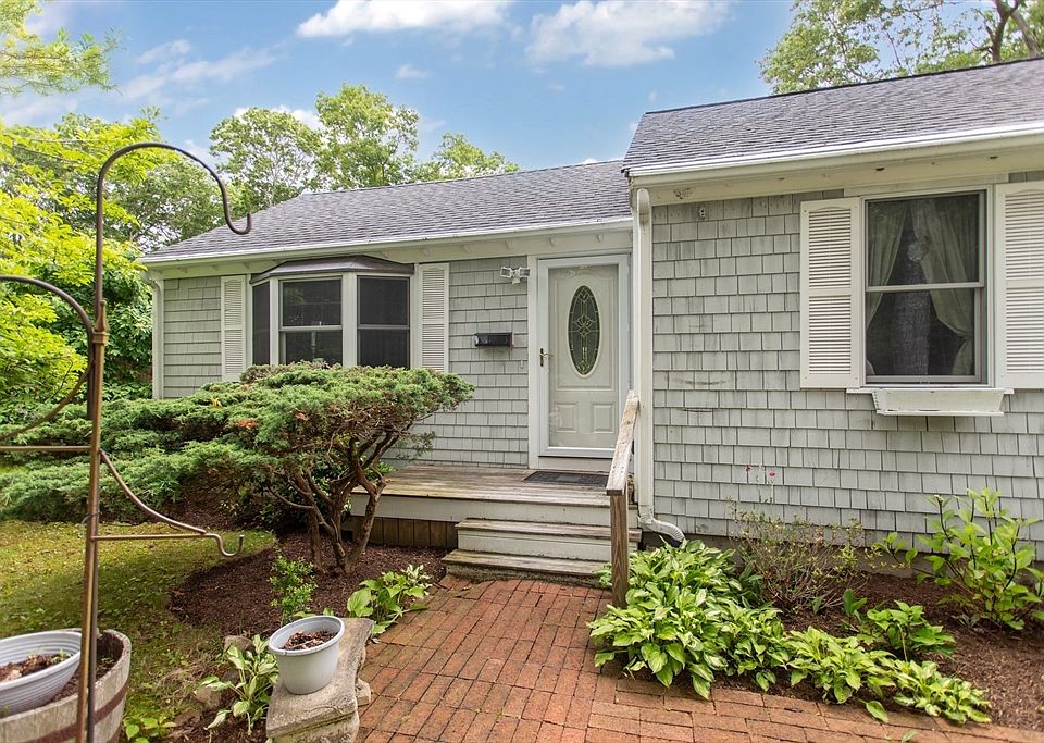 1st image of 8 Sanderson Dr