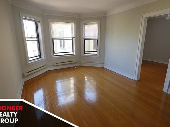 3rd image of 1115 W Oakdale Ave #11253A