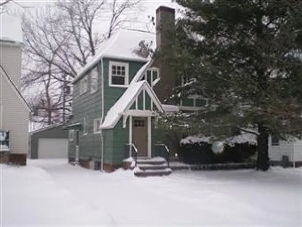 1034 Oxford Rd photo 1