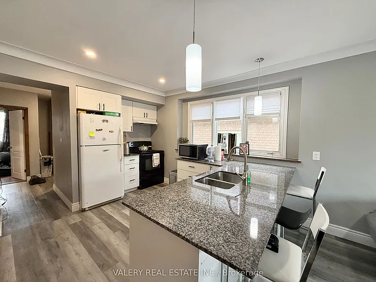 1102 Langlois Ave — Photo 5