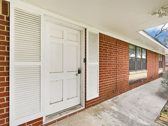4th image of 1111 Edgewood Dr