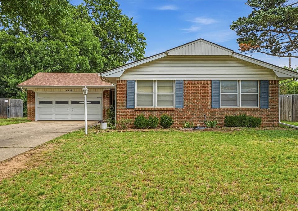1st image of 1529 Oakwood Dr