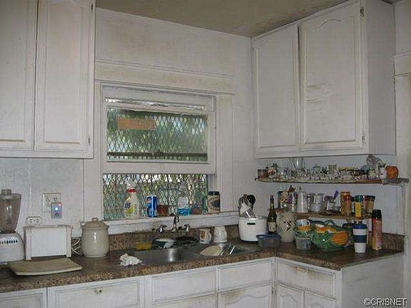 5th image of 1045 W 67th St