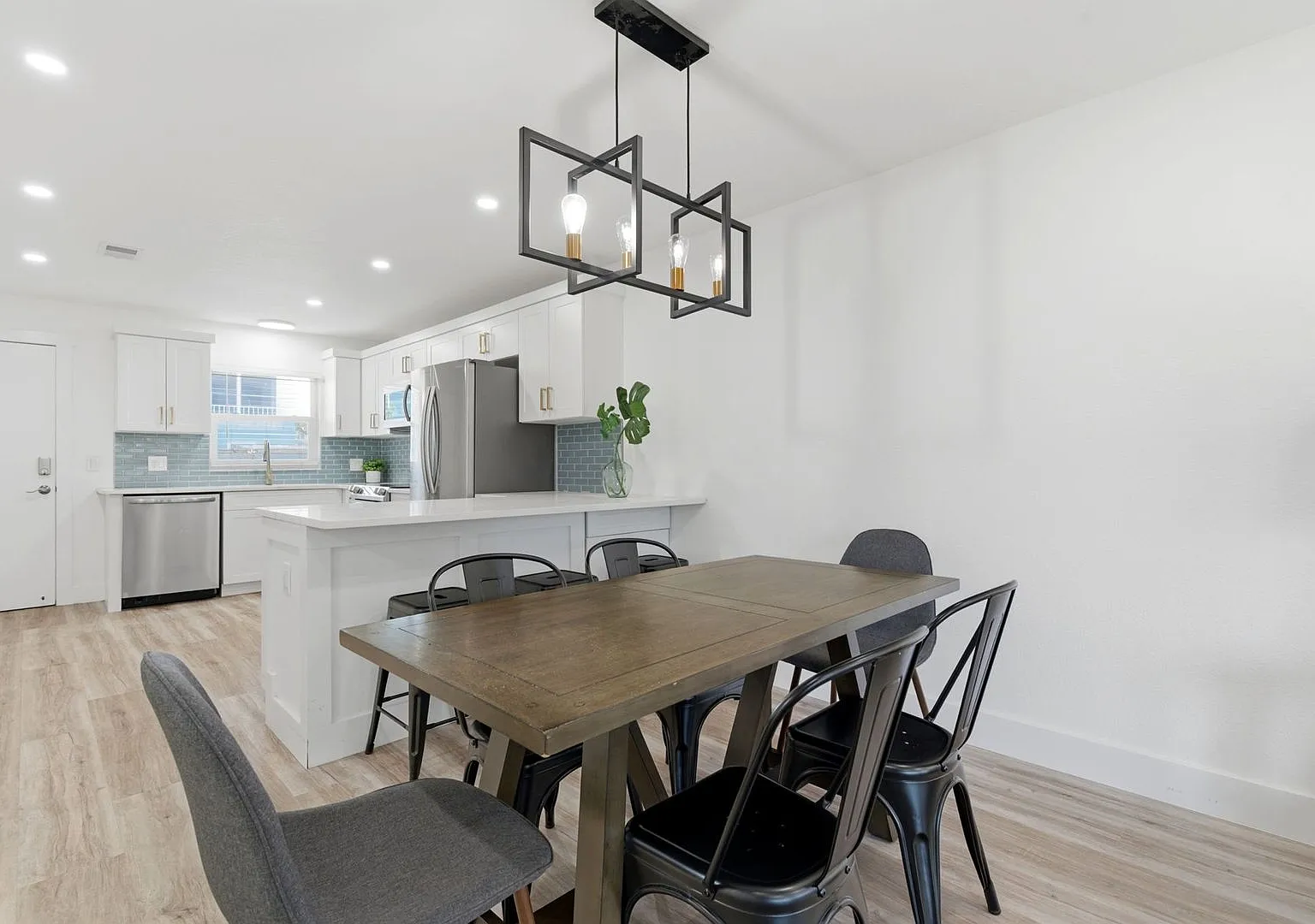 Live Your Beach Luxury - St Pete Beach Condo Steps To St Pete Beach — Photo 3