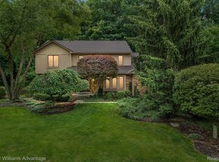 42352 Crestview Cir, Northville, MI 48168