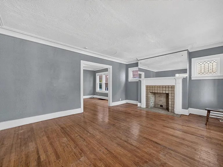 2025 Calvert St — Photo 9