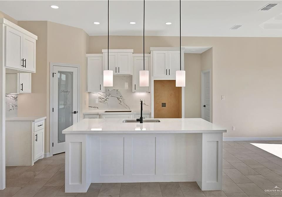 anju.akitopapa⭐ 2605 59th St S, Gulfport, FL 33707 | MLS #TB8379600 | Zillow