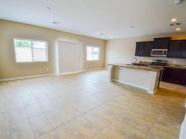 9422 Sand Tiger Ave — Photo 6
