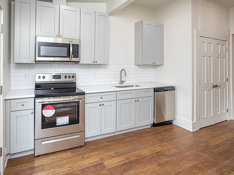 Uptown Renovated 1/1.5 apartment with Private Backyard — Photo 5