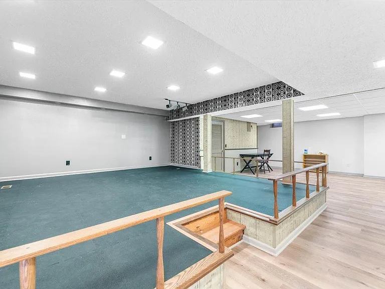 300 Old York Rd — Photo 28