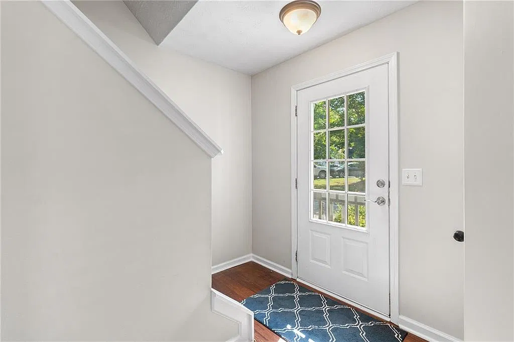 3 bed, 2.5 bath, 1496 sqft, $2,400 — Photo 2