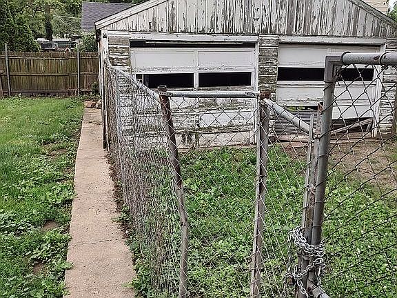 5th image of 633 W 8th St