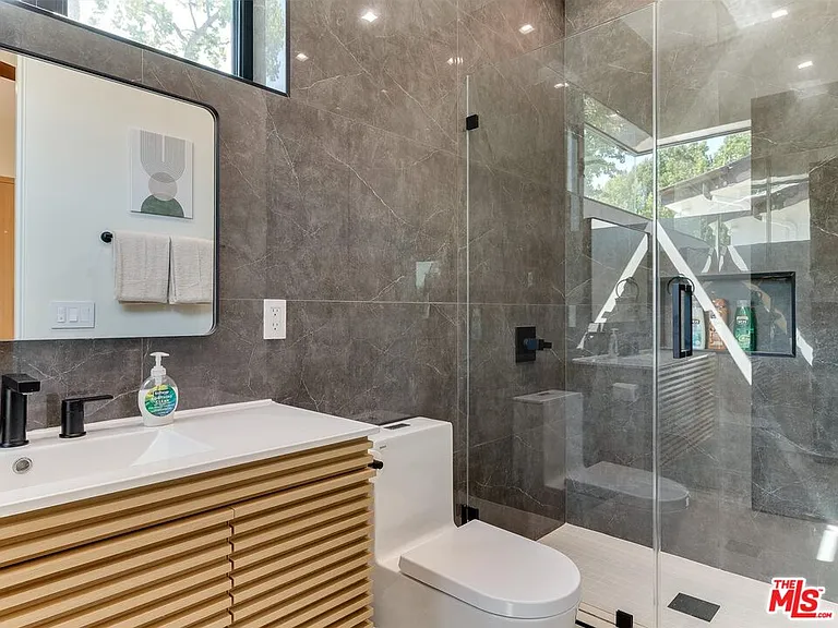 5929 Hesperia Ave — Photo 32