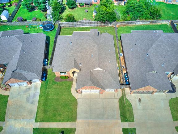 4th image of 17401 Melville Ln