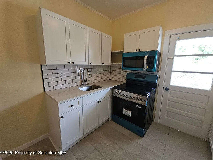 3 bed, 1400 sqft, $1,570 — Photo 2