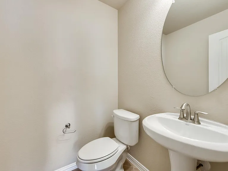 1404 Nacona Dr — Photo 18