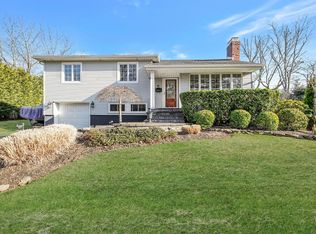 38 Old Town Ln, Halesite, NY 11743
