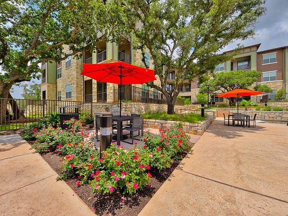Poolside Picnic and Grilling Area