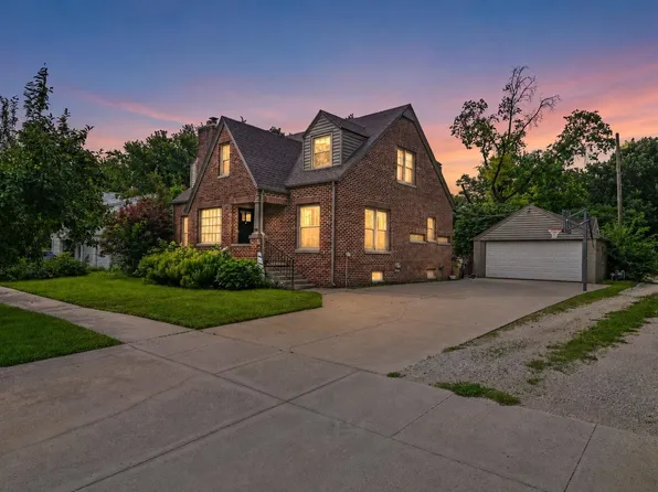 109 E Academy St, Hesston, KS 67062
