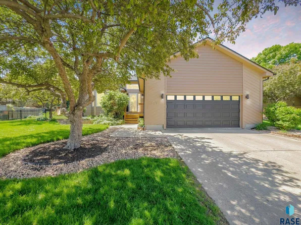1317 S Risley Cir, Sioux Falls, SD 57106