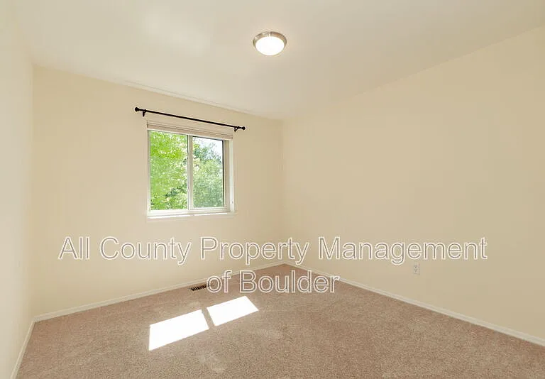 1288 Redwood Ave — Photo 13