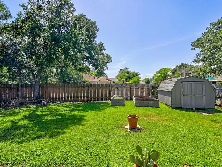 709 Sapling Cv — Photo 25