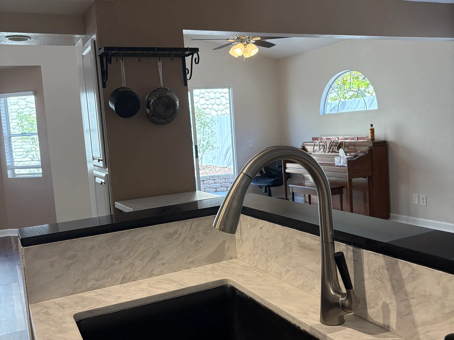 3 bed, 2.5 bath, 1915 sqft, $4,950 — Photo 2