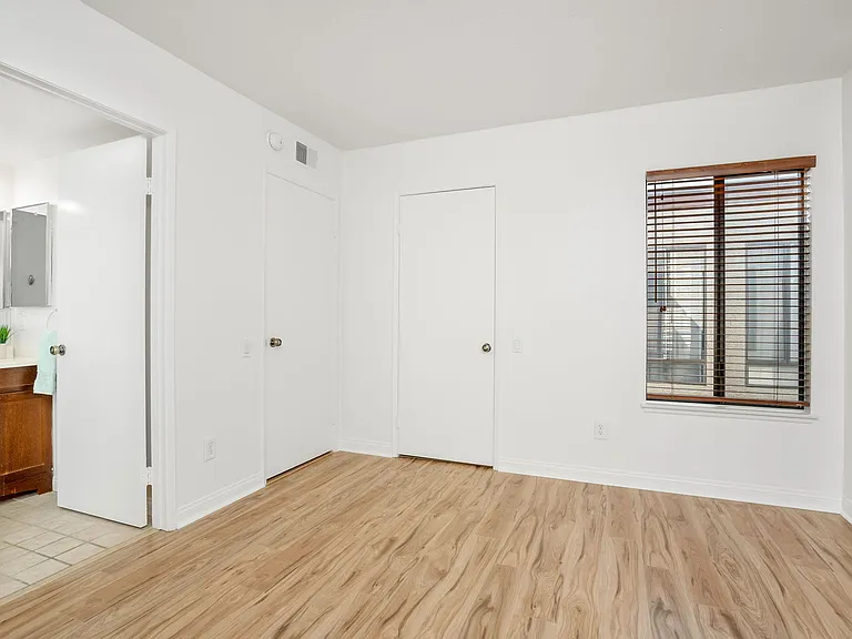 1655 Greenfield Ave #14 — Photo 24