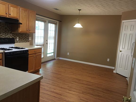 3rd image of 177 Village Trce