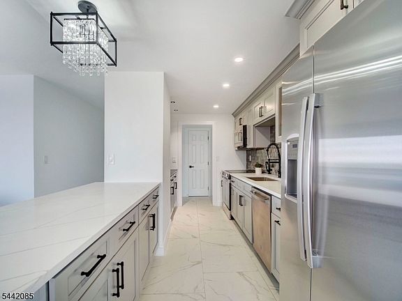 4th image of 377 S Harrison St #17FF