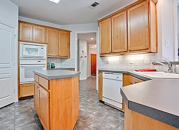 5th image of 680 Majestic Oaks Dr