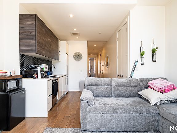 3rd image of 530 Midwood St #2J