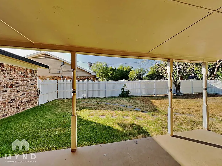 461 NW Charlyne Dr — Photo 18
