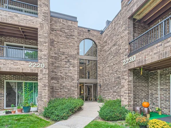 2220 Midland Grove Rd APT 211, Roseville, MN 55113