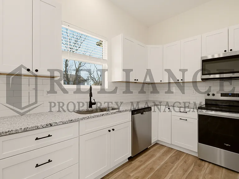 501 E Elmwood St — Photo 7