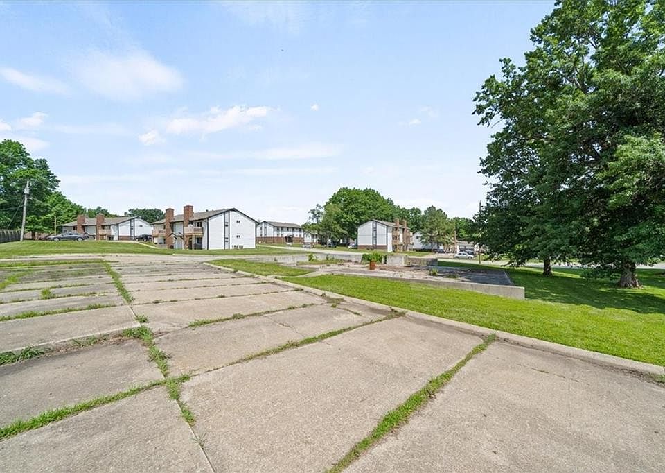 2nd image of 2205 Mission Rd