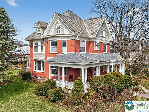 29 N New St, Nazareth, PA 18064