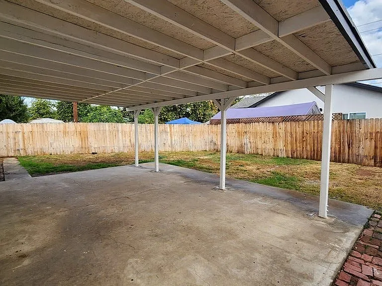 3975 Eileen St — Photo 40