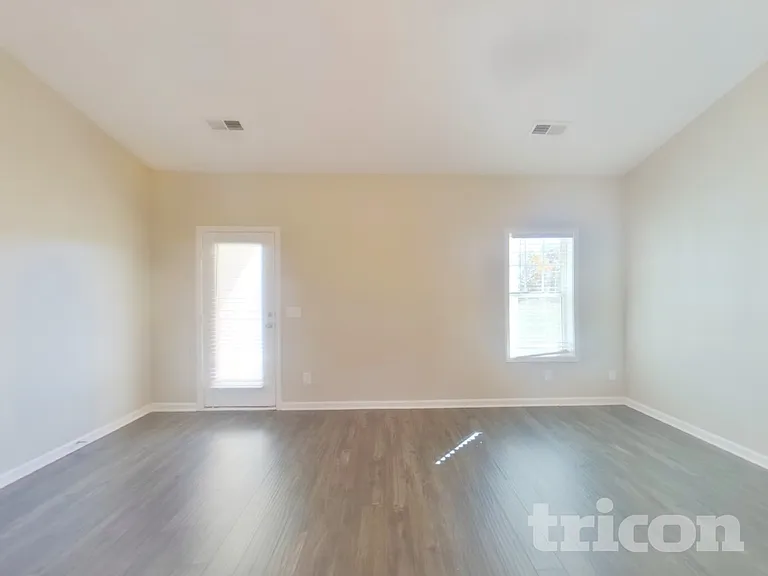 1016 Cyril Dr — Photo 2