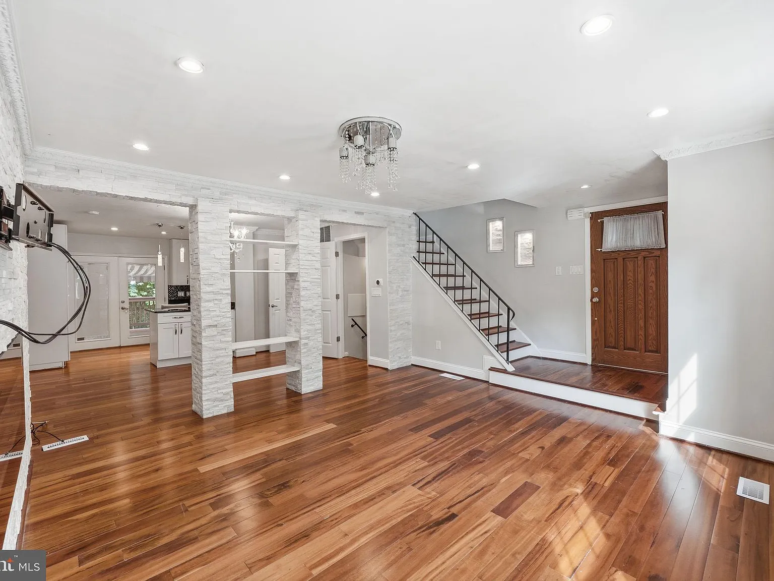 3 bed, 3.5 bath, 1320 sqft, $3,150 — Photo 3