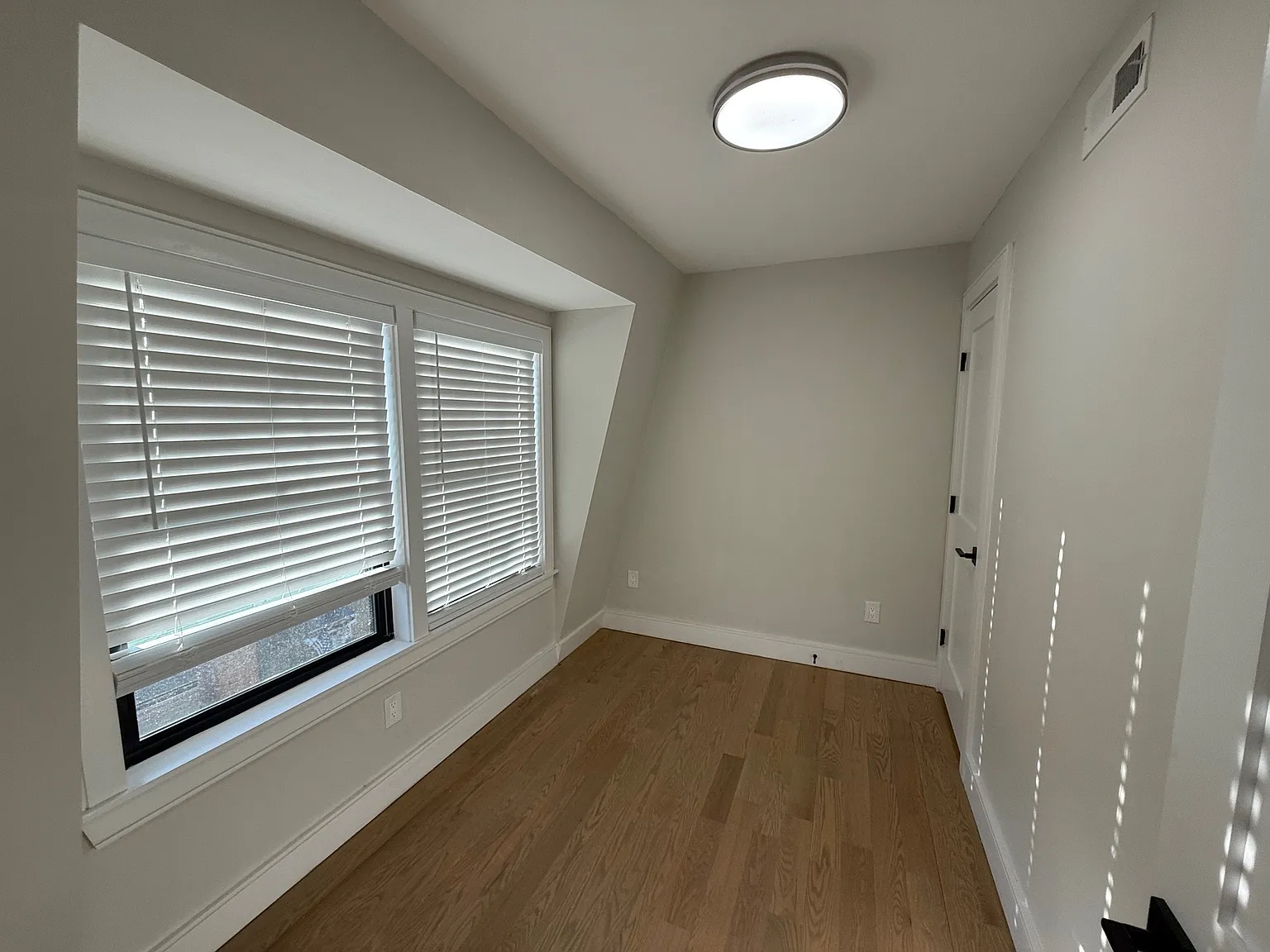 2 bed, 1075 sqft, $3,300 — Photo 3
