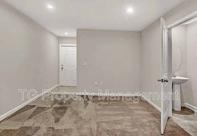 5958 Creekside Crossing Dr — Photo 3