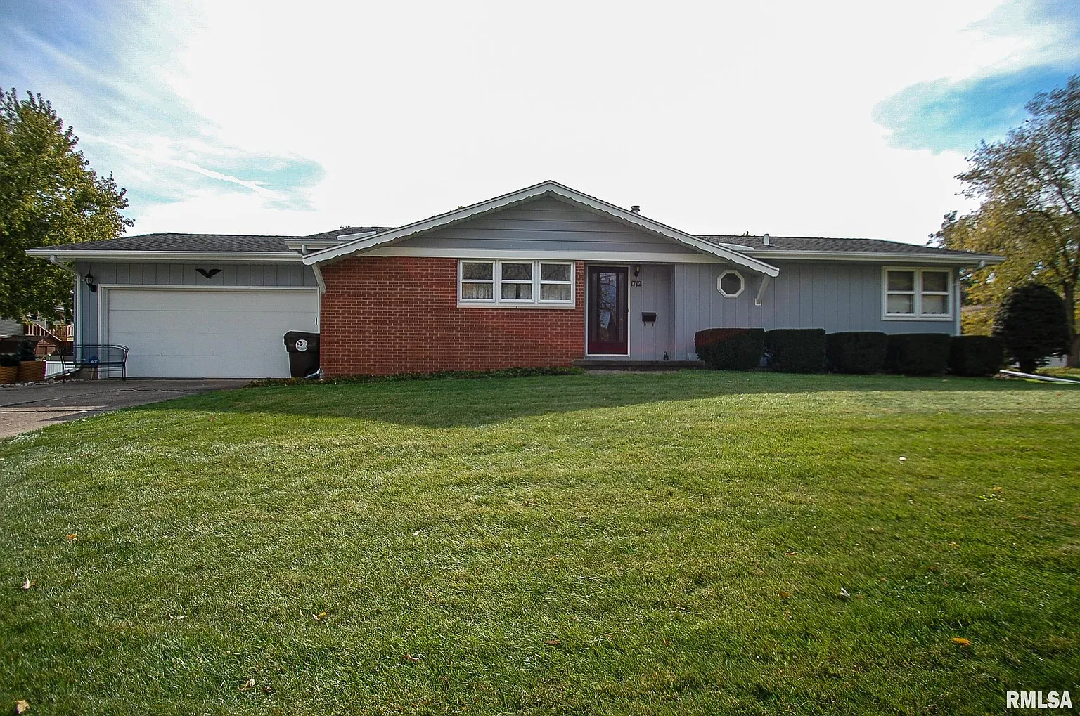 1712 W Thames Dr photo 1